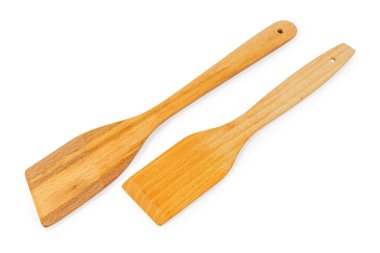 Beyaz arka planda iki farklı ahşap mutfak spatulası.