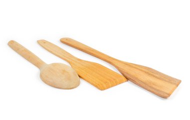 Beyaz arka planda iki ahşap spatula ve kaşık.