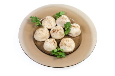 Beyaz zemin üzerinde kaynatılmış khinkali