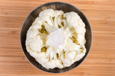 Paslanmaz çelik kasede çiğ karnabahar ve lahana sapı 