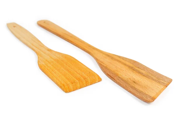 Beyaz arka planda iki farklı ahşap mutfak spatulası. — Stok fotoğraf
