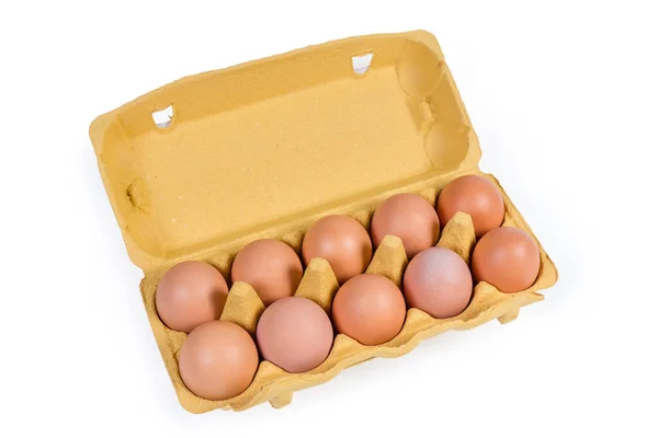 Ovos de galinha em bandeja de papelão aberta em um fundo branco — Fotografia de Stock