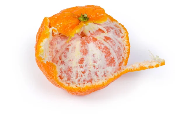 Mandarina parcialmente pelada sobre un fondo blanco — Foto de Stock