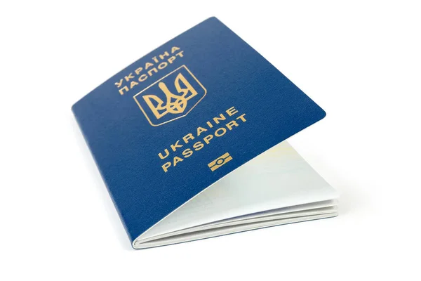 Passaporto biometrico ucraino ordinario con copertina leggermente aperta — Foto Stock