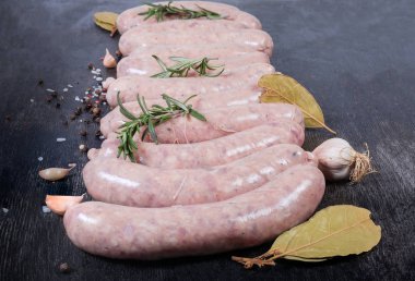 Yakından bakınca baharatlar arasında pişmemiş domuz sosisi.