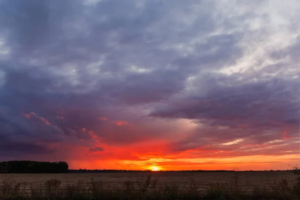 Gün batımında kümülüs bulutlar gökyüzü arka plan — Stok fotoğraf