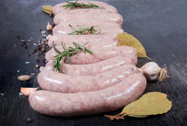 Yakından bakınca baharatlar arasında pişmemiş domuz sosisi.