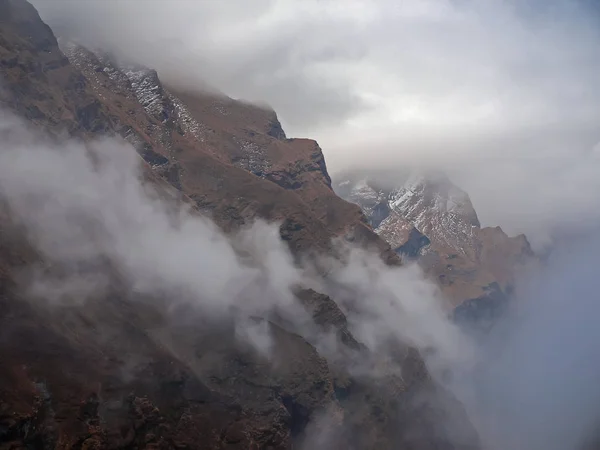 ヒマラヤの雲の間の山脈と深い峡谷 — ストック写真