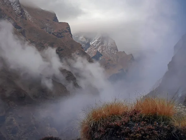 Cordillera y profundo desfiladero entre las nubes del Himalaya — Foto de Stock