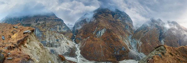 Cordillera y profundo desfiladero entre las nubes del Himalaya — Foto de Stock