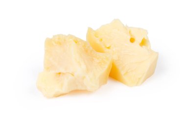 Beyaz arka planda sert peynirin iki kırık parçası.