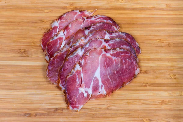 Vista dall'alto del collo di maiale tagliato a fette sul tagliere — Foto Stock