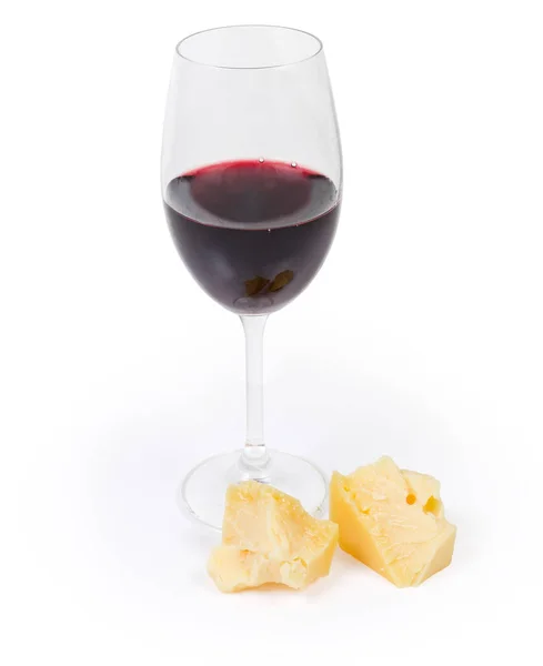 Vino tinto y dos pequeños trozos de queso duro — Foto de Stock