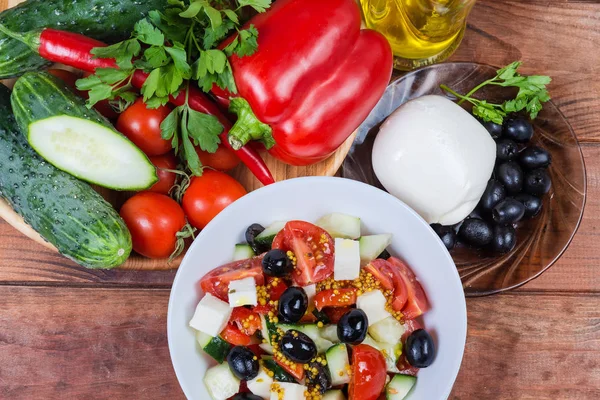 Vue du dessus de la salade de légumes avec mozzarella dans un bol, ingrédients — Photo