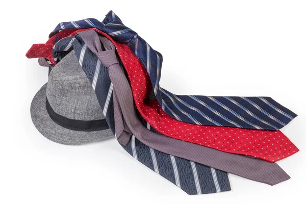 Corbatas varicolores de los hombres acostados en sombrero de fedora de algodón ligero —  Fotos de Stock
