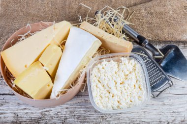 Farklı çeşitlerde peynir ve süzme peynirin üst görünümü