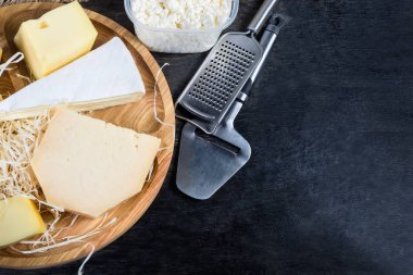 Farklı peynirlerin arka planı, süzme peynir, dilimleyici, rendeleyici 