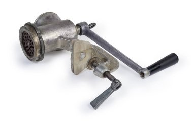 Beyaz arka planda eski el kıyma makinesi