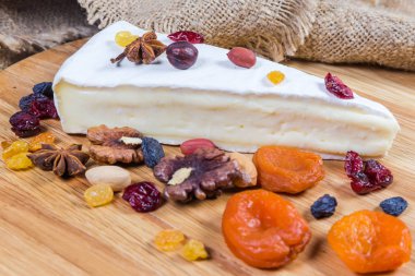 Fındıklar arasında peynir, kurutulmuş meyveler, seçici odak noktasında yakın çekim.