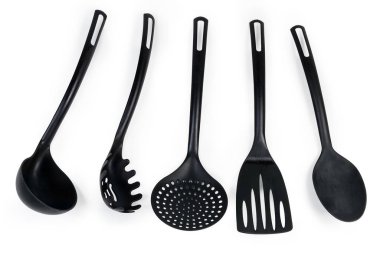 Beyaz arka planda farklı plastik mutfak aletleri