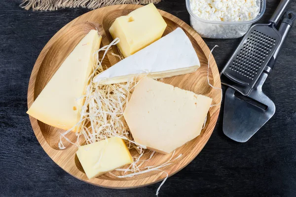 Bovenaanzicht van verschillende kaas, kwark, snijmachine en rasp — Stockfoto