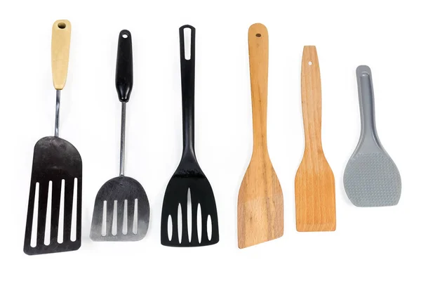 Différentes spatules de cuisine sur fond blanc — Photo