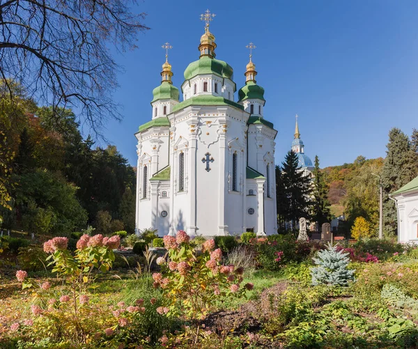 Собор Святого Юра в средневековом Выдубичском монастыре, Киев, Украина — стоковое фото