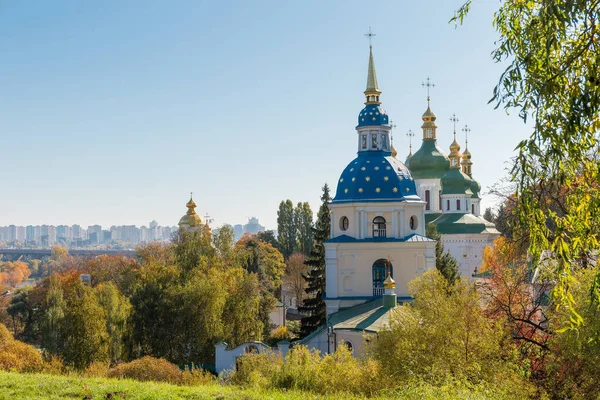 Kopuły świątyń średniowiecznego klasztoru Vydubychi, Kijów, Ukraina — Zdjęcie stockowe