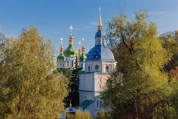 Domes van tempels van het middeleeuwse klooster Vydubychi, Kiev, Oekraïne — Stockfoto