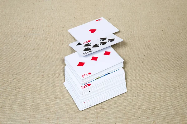 Verschiebung der Spielkarten auf der Stoffoberfläche — Stockfoto