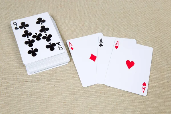 Spielkarten von Assen und Deckspielkarten offen — Stockfoto