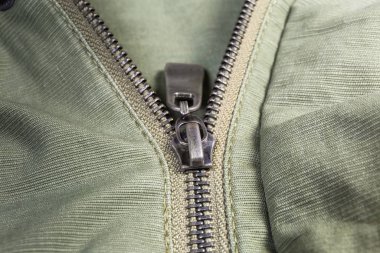 Dıştaki metal fermuar sığ alan derinliğinde yakın plan.