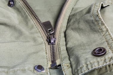 Fermuarlı dış giysi parçası ve kapama düğmesi bağlayıcıları