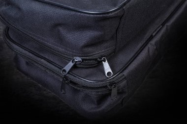 Plastik fermuarlı iki küçük siyah çanta parçası.