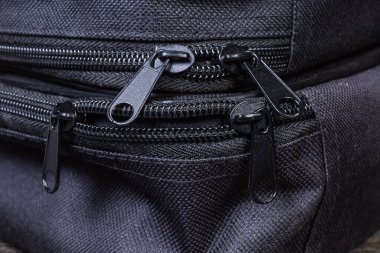 Siyah çantalarda plastik fermuarlar üzerinde metal sürgüler.