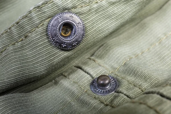 Fixador de botão de pressão de metal em close-up outerwear em foco seletivo — Fotografia de Stock