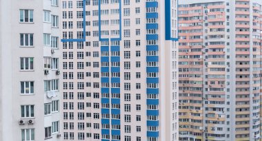 Modern çok katlı apartmanlar, ön cephe parçaları, arka plan