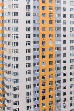 Gri ve sarı cepheli modern çok katlı ev, arka plan
