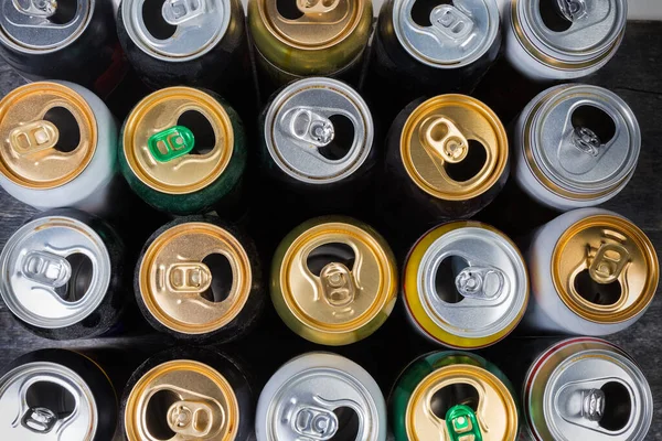 Vista superior de latas de bebidas abiertas usadas en surafce negro —  Fotos de Stock