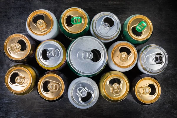 Vista superior de latas de bebidas abiertas usadas en surafce negro —  Fotos de Stock