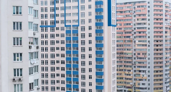 Edificios modernos de apartamentos de varios pisos, fragmentos de fachadas, fondo —  Fotos de Stock