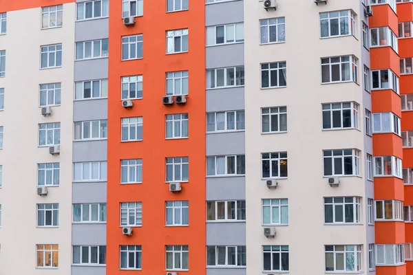 Fragmento de fachada de la moderna casa residencial de varios pisos —  Fotos de Stock