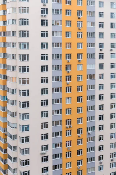 Fachada gris y amarilla de la casa residencial moderna de varios pisos, fondo —  Fotos de Stock