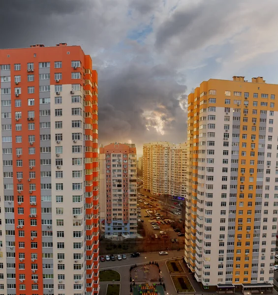 Фрагмент современного жилого комплекса на закате, вид сверху — стоковое фото