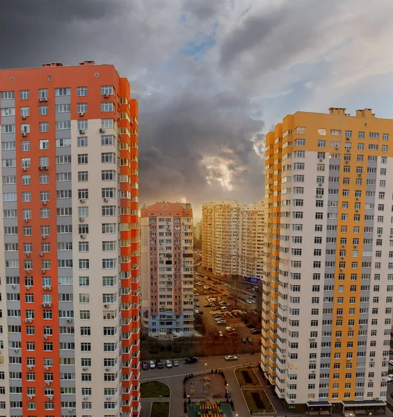 Fragmento da propriedade habitacional moderna ao pôr do sol, vista de cima — Fotografia de Stock