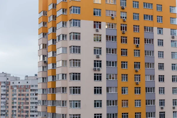 Fragment van het moderne woonhuis met meerdere verdiepingen in woonwijk — Stockfoto