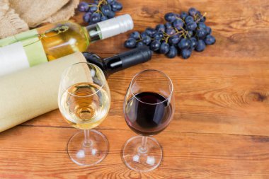 Şişelere karşı kırmızı ve beyaz şarap kadehleri, üst manzara