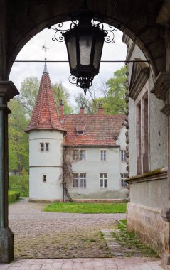 Eski şatonun kulesi, giriş kapısının altından görüş.