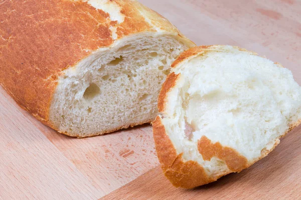 Фрагмент двох шматків пшеничного хліба крупним планом — стокове фото