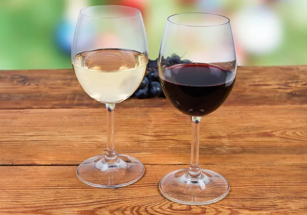 Dos copas de vino tinto y blanco sobre mesa rústica — Foto de Stock